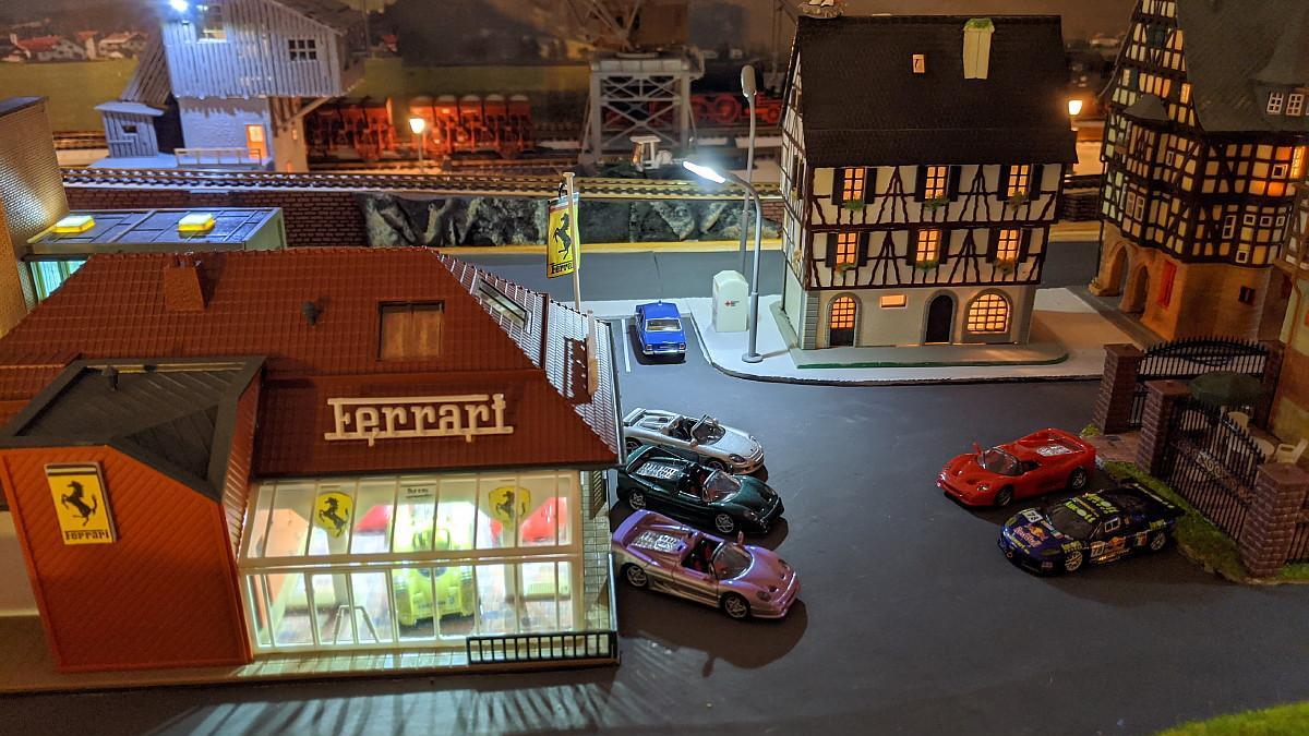 Le garage Ferrari et la place Anta