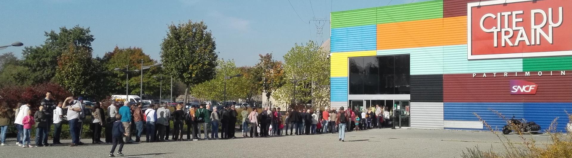 Entree de la cite du train avec foule